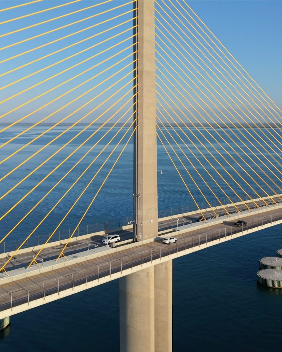 Ponte estaiada sobre o mar em um dia de céu azul